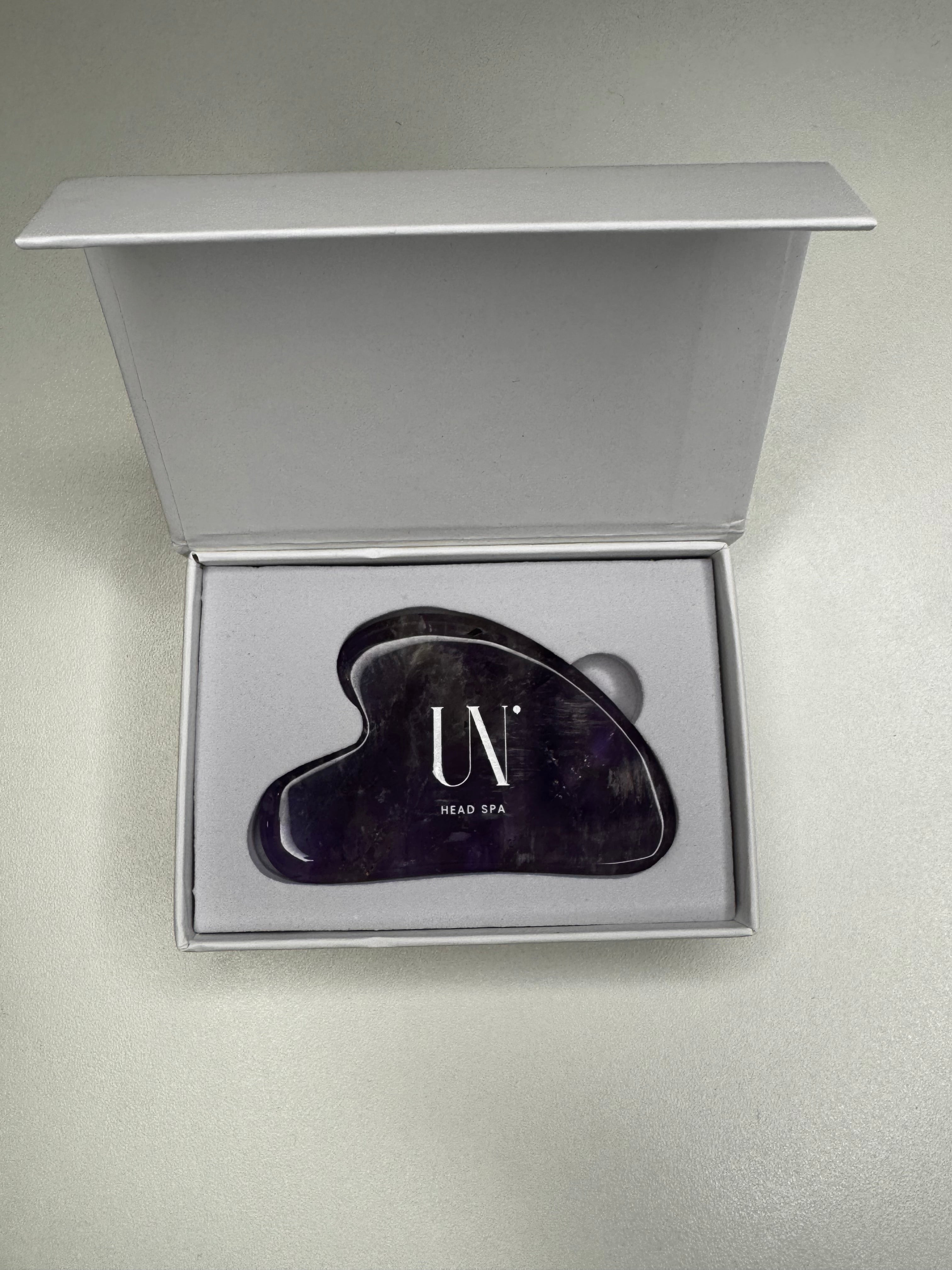 Gua Sha en Ametiste violette Skiin Un Head Spa dans sa boite de protection blanche