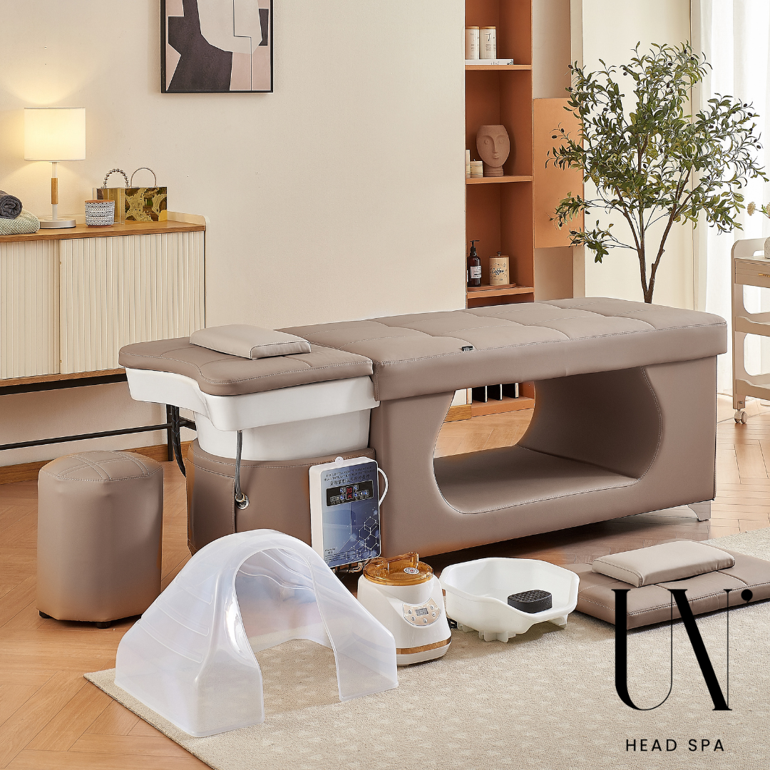 Notre Table Head Spa Hikari beige avec tous ces accessoires et set de fumigation, équipement head spa disponible en Europe et en Suisse