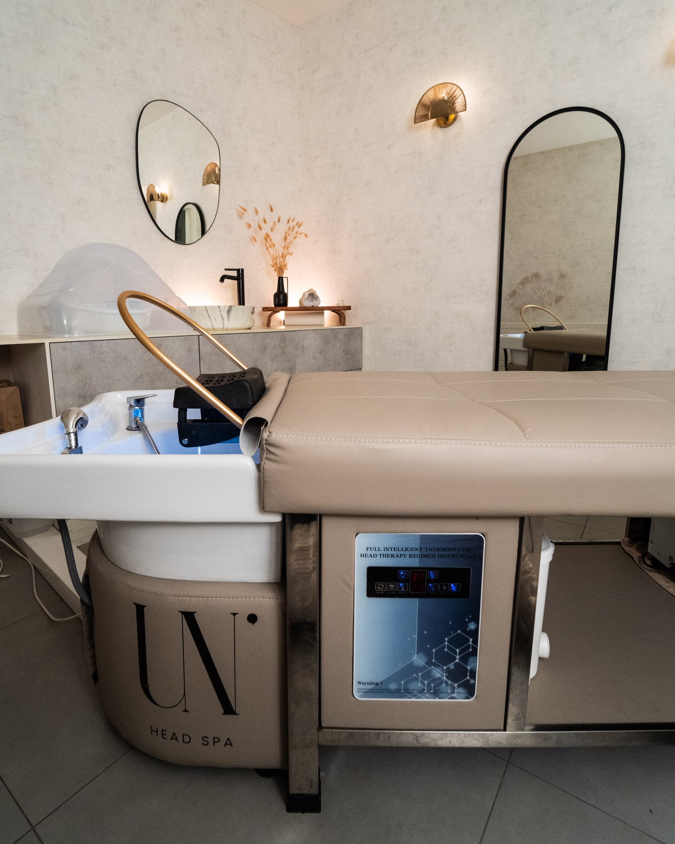 Notre Table Head Spa Kiyomi beige avec lavabo en céramique disponible en Europe et en Suisse