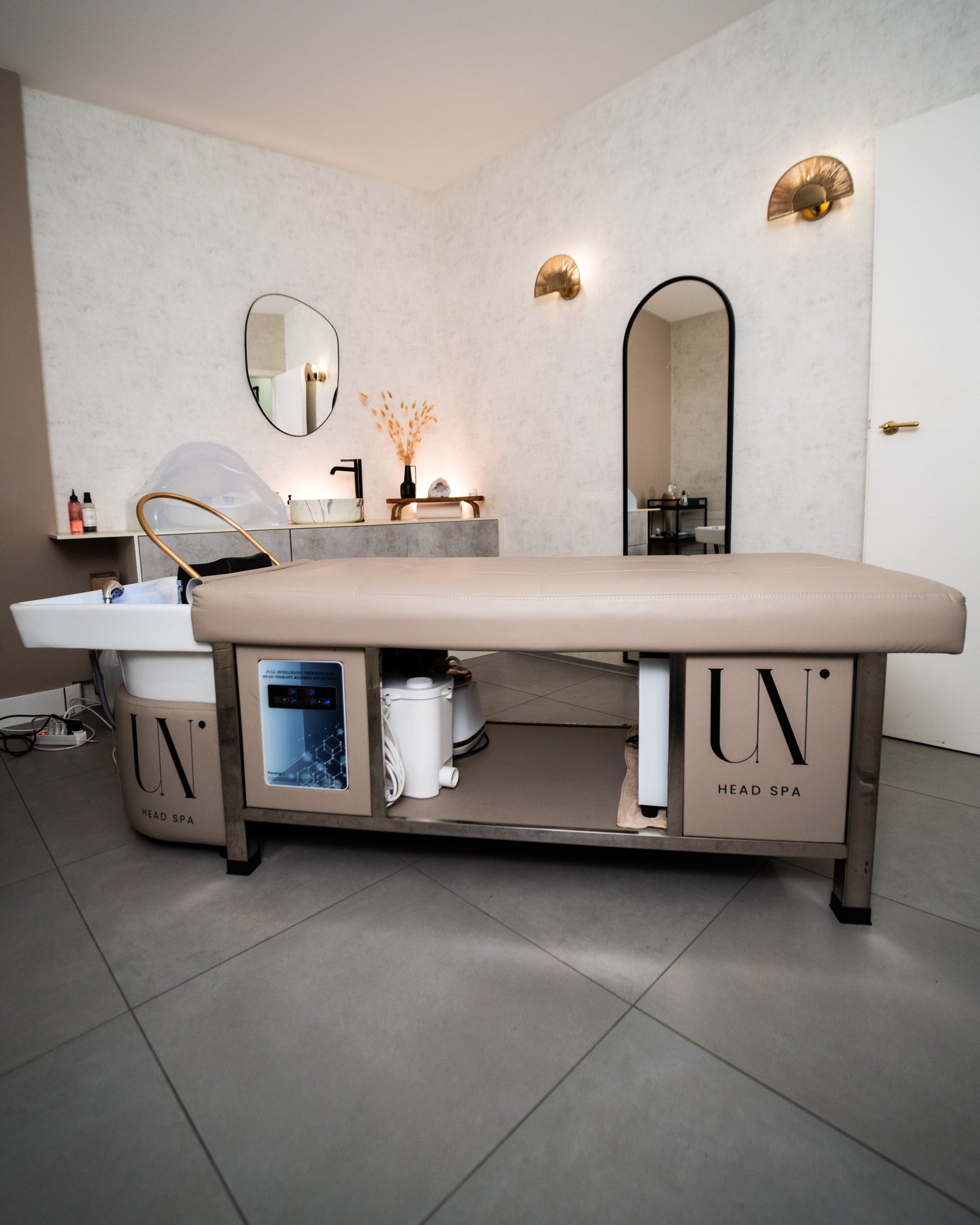 Notre Table Head Spa Kiyomi beige avec lavabo en céramique vue entière disponible en Europe et en Suisse