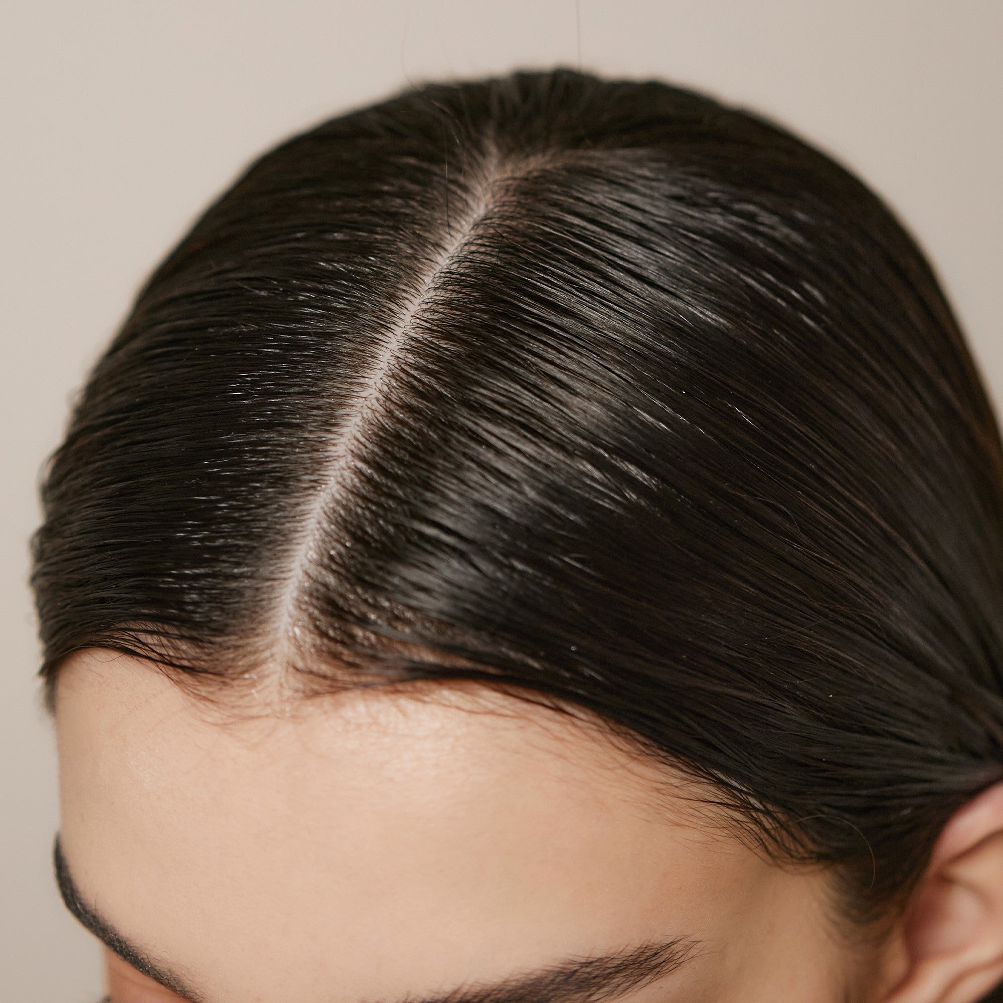 GOMMAGE DU CUIR CHEVELU AU ROMARIN Aromatica - Photo de cheveux propre