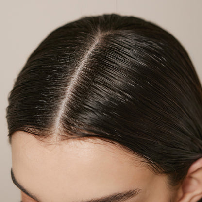 GOMMAGE DU CUIR CHEVELU AU ROMARIN Aromatica - Photo de cheveux propre