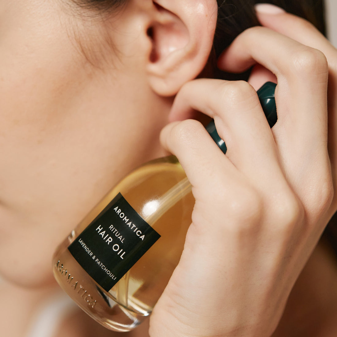 Huile capillaire rituelle à la lavande et patchouli – Soin nourrissant Aromatica disponible chez Skiin Shop
